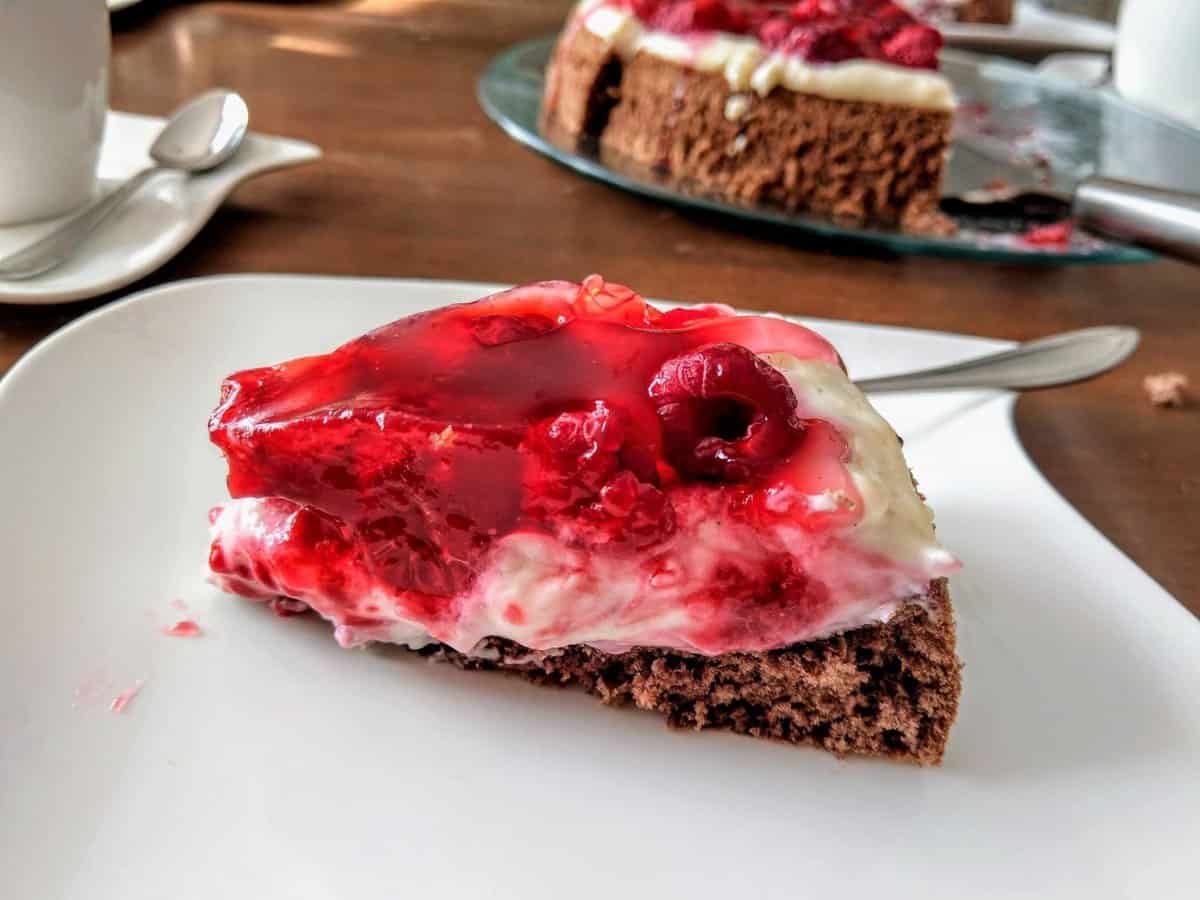 Backen wie die Oma - Himbeerkuchen mit Schokoladenbiskuit und ...