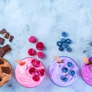 Nicecream ist eine vegane, zuckerfreie Variante für das perfekte Sommereis aus Bananen. Hier findest du das Grundrezept und 5 leckere Varianten!